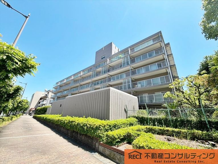 甲子園口ビューハイツ南棟の外観