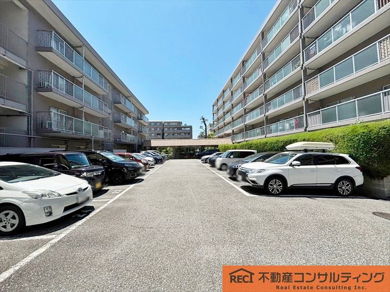 甲子園口ビューハイツ南棟の駐車場