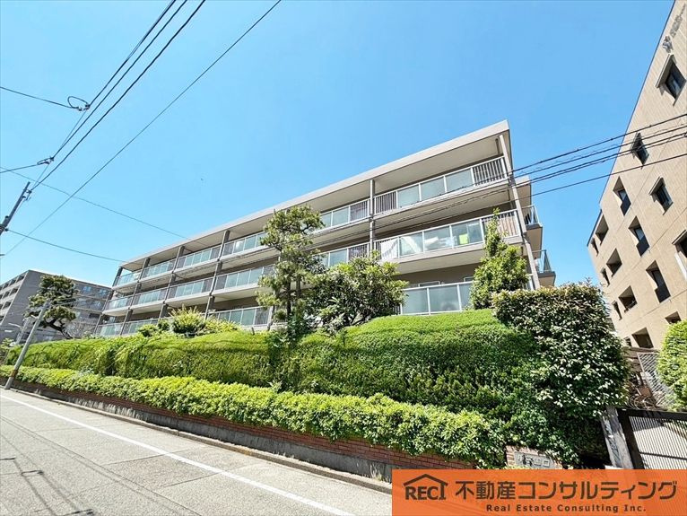 甲子園口ビューハイツ南棟の外観