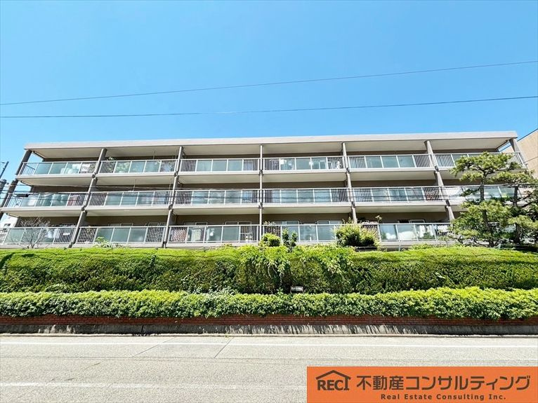 甲子園口ビューハイツ南棟の外観