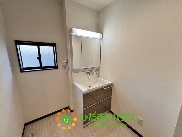 ワイウッドコート古河市茶屋新田第１期　新築一戸建て　12の独立洗面台|3面鏡の裏は収納です！！