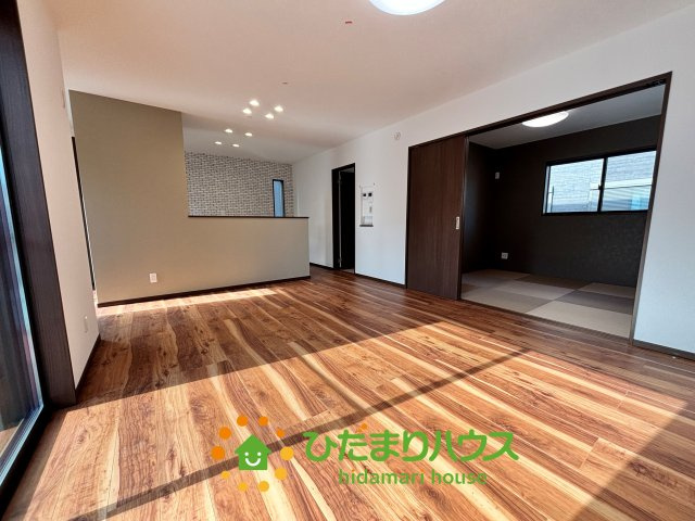 ワイウッドコート古河市茶屋新田第１期　新築一戸建て　12の居間・リビング|17.7帖の大型LDKです！