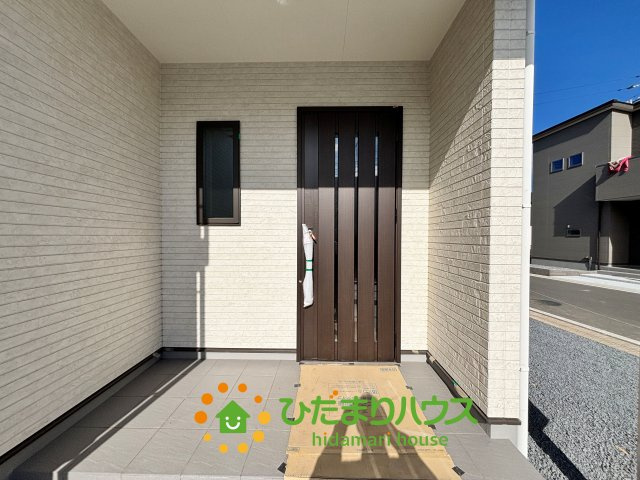 ワイウッドコート古河市茶屋新田第１期　新築一戸建て　12の玄関|玄関ポーチで雨宿り！！
