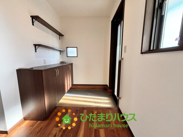 ワイウッドコート古河市茶屋新田第１期　新築一戸建て　12の玄関|明るい玄関です！