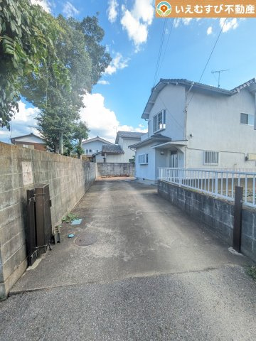 深谷市新戒　中古戸建の駐車場