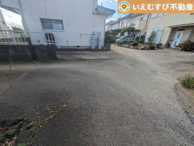 深谷市新戒　中古戸建の前面道路含む現地写真