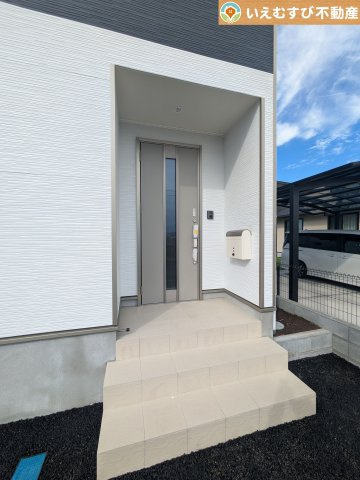 Cradle garden　鴻巣市広田第3のエントランス|落ち着いた色づかいのエントランス
駐車場からアクセスの良いエントランス。雨の日や荷物が多くても安心の動線♪