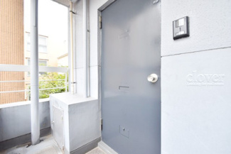 【その他共用部分】 | 皆様をお迎えする、お部屋の玄関ドア。開けやすさや開放角度、ドアノブの操作しやすさや鍵の形状などを、現地で一度ご確認ください。～即日のご見学可能～　お問合せはお気軽にどうぞ。

