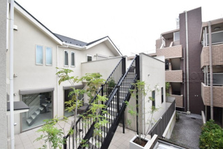 【展望】 | 眼前に広がる空の雄大さと、このお部屋の自慢の一つである「眺望」をご覧ください。毎日、この景色を独り占めできる新生活に夢が広がります。～即日のご見学可能～　お問合せはお気軽にどうぞ。
