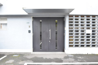【エントランス】 | お客様を、そして住人を出迎えてくれるマンションのエントランス。ゴミが落ちていないことからも、管理状態の良さや住民の節度の高さが見て取れます。～即日のご見学可能～　お問合せはお気軽にどうぞ。
