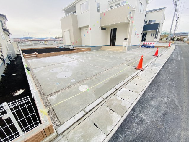 新築　沼田市下久屋町第1　2号棟の駐車場|現地写真　 駐車スペース広々！並列で３台置けます♪					
