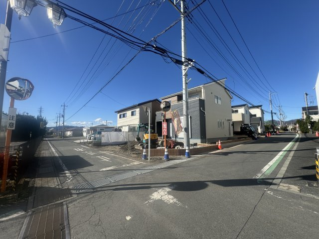 新築　沼田市下久屋町第1　3号棟の前面道路含む現地写真|現地写真　東側接道幅員約4ｍ　南側接道幅員約5ｍ