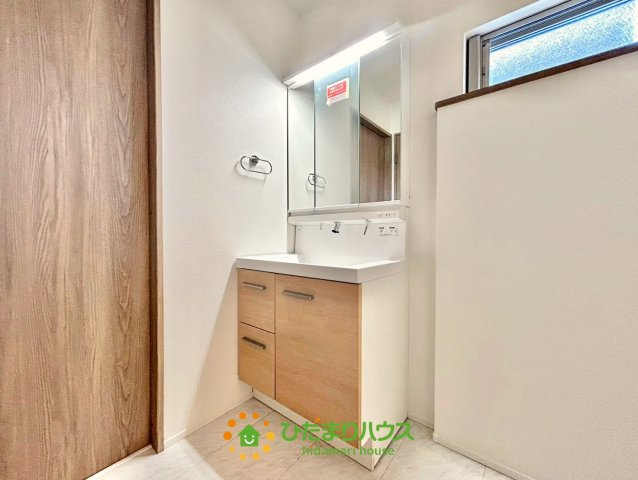 宮代町中島　新築未入居の独立洗面台|3面鏡の裏には収納が隠されております！