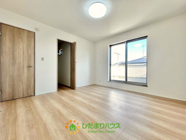 宮代町中島　新築未入居の収納|空いている扉の向こうは…