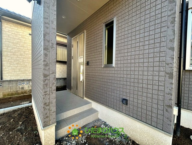 宮代町中島　新築未入居の玄関|南側の光が眩しくないように工夫がされています！