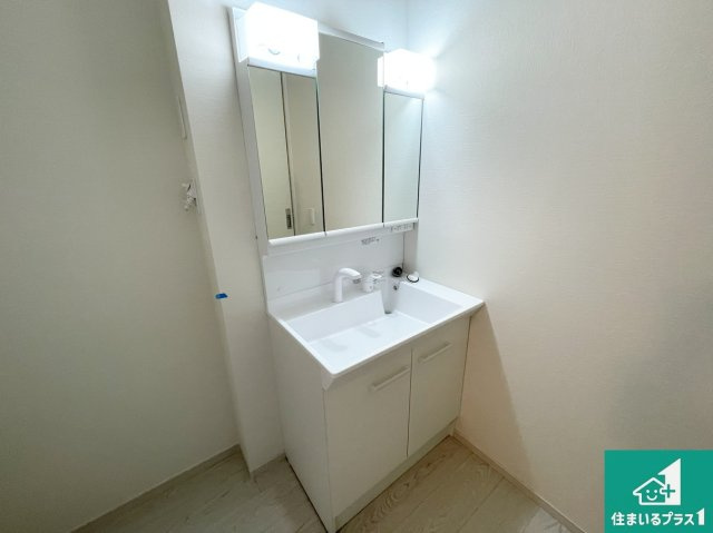 近江八幡市中村町　第1期　新築一戸建ての独立洗面台|清潔感のある洗面台です。フラットな鏡は掃除がしやすく毎日清潔！鏡裏には収納があるのでスッキリとした洗面台が保てます。
