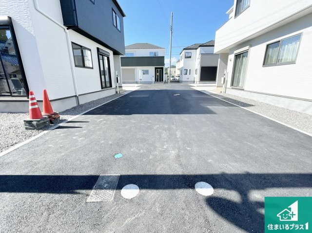 近江八幡市中村町　第1期　新築一戸建ての前面道路含む現地写真|周辺は閑静な住宅街！前面道路広々で車の出し入れも便利です。駐車が苦手な方でも安心して車庫入れできます！