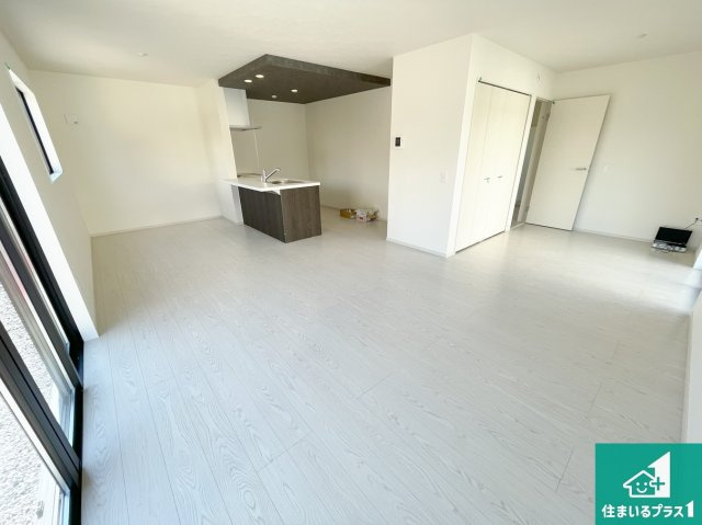 近江八幡市中村町　第1期　新築一戸建ての居間・リビング|日当たり良好の明るいリビングで朝の目覚めもスッキリできそう！対面キッチンでご家族のコミュニケーションも自然と増える設計！小さなお子様が遊ぶスペースを作っても広々とくつろげるLDK！