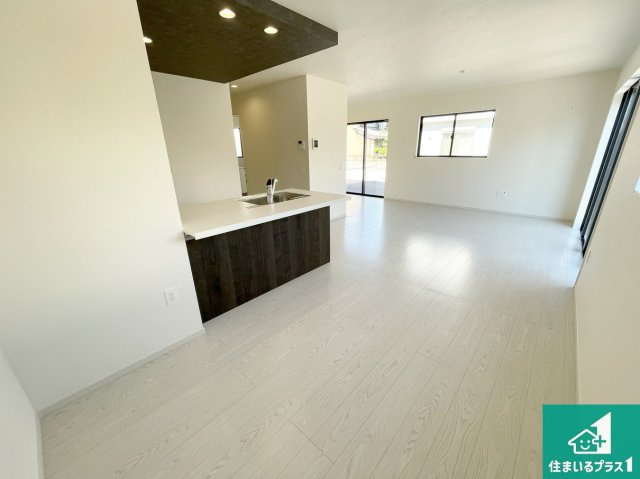 近江八幡市中村町　第1期　新築一戸建ての居間・リビング|シンプルなリビングは、観葉植物等のインテリアを楽しめますね！パパ好みにも、ママ好みにも家具次第で雰囲気を変えることができます！