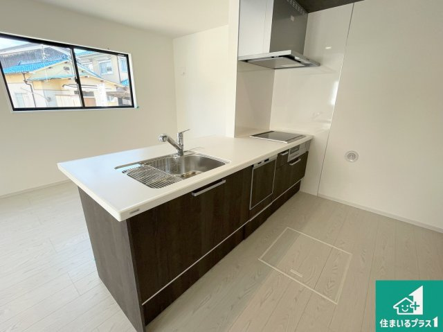 近江八幡市中村町　第1期　新築一戸建てのキッチン|リビングと統一感があり、使い勝手のいいキッチン。広々としているので、二人並んで作業が出来ちゃいます。お子様と一緒に色々なお料理に挑戦できるスペースがあります。