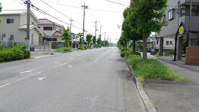 熊谷市籠原　中古戸建の前面道路含む現地写真|広々幅員20ｍの公道に接道