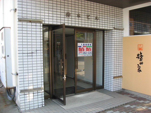 鈴木ビルのエントランス