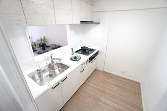 【キッチン】 | 【上質リノベ】サンシティ船越 | 【キッチンスペース】
リビングに面した明るい対面キッチンにリノベーション！
キッチン天板は白、収納扉は木調をセレクトし、優しい雰囲気を醸し出しています。
また、多機能で毎日の家事を手助けしてくれます！