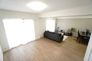 【居間・リビング】 | 【上質リノベ】サンシティ船越 | 【約16.2帖LDK】
家族構成や、ライフスタイルによってLDKの広さを可変出来るように
なっています。丁度写真の部分が約6帖ほどとなっており、
3枚スライドドアで仕切ることもオプションとしてできます