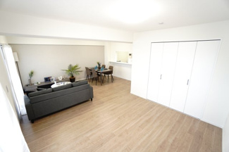 【居間・リビング】 | 【上質リノベ】サンシティ船越 | 【約16.2帖LDK】
こちらの部分を個別のお部屋とした場合、大型の収納スペースも確保されており
お部屋の広さを活かして使うことができ、
壁付けエアコンも設置できるようになっています。
