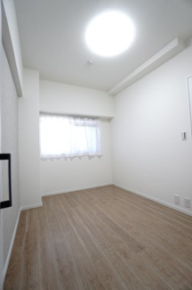 【洋室】 | 【上質リノベ】サンシティ船越 | 【洋室約4.5帖】
心と体をゆったりと安らげる主寝室。
寝室のゆとりが大きい分だけ、
暮らしの安らぎは深まります。
一日の疲れを癒すだけでなく、
ご夫婦の親密な語らいを紡ぎ出します。