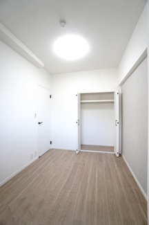 【洋室】 | 【上質リノベ】サンシティ船越 | 【洋室約4.5帖】
どんな家具や敷物でも部屋に馴染みやすく、
コーディネートがし易そうですね。
配置も柔軟に対応できるので身の回りの整理もし易い！
自分好みの空間に出来そうですね！