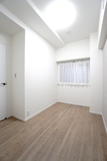 【洋室】 | 【上質リノベ】サンシティ船越 | 【サービスルーム約3.7帖】
居室にはクローゼットを完備。
自由度の高い家具の配置が叶うシンプルな空間です。
お子様の成長と人数と共に必要になる
子供部屋にもぴったりの間取りですね。