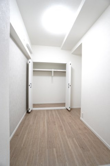 【洋室】 | 【上質リノベ】サンシティ船越 | 【サービスルーム約3.7帖】
こども部屋をコーディネート！このぐらいの広さがあれば、 
お子さんの好きな色やモチーフを使ったコーディネートで、
勉強もお片付けも全部楽しいお気に入りの空間にしていけそう