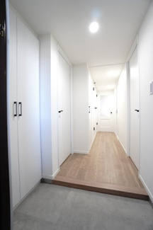 【玄関】 | 【上質リノベ】サンシティ船越 | 【玄関ホール】
人を迎え入れる最初の場所だからこそ、
清潔感があり纏まった空間にして頂ける様に
大型シューズBOXを設置。
照明はオートライト。消し忘れや
出入りが暗くならなく済みます！