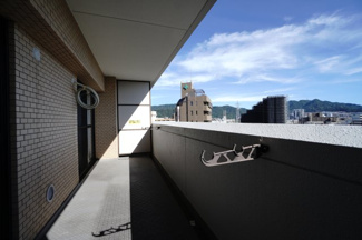 【バルコニー】 | 【上質リノベ】サンシティ船越 | 【バルコニー】
リビング全面が接するワイドバルコニー。
前面の建物が邪魔することなくよく陽が当たり、お洗濯物もすぐ乾きそう！
この位の広さがあると、エアコン室外機を置いても十分なスペースを保てます。