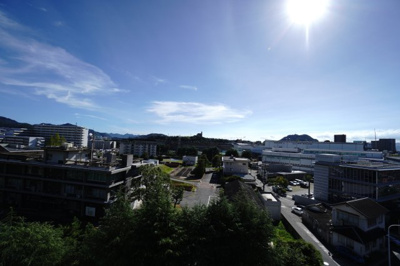 【展望】 | 【上質リノベ】サンシティ船越 | 【四季を感じる】
四季の移ろい・爽やかな青空や風を感じられ
自然を愉しめるパノラマビュー。
毎日の暮らしに余裕を感じさせてくれる、
遮る物の無い開放的な眺望を是非、ご堪能ください。