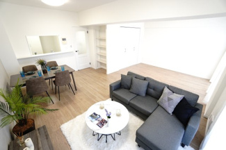 【居間・リビング】 | 【上質リノベ】サンシティ船越 | 【約16.2帖LDK】
今回のリノベーションスタイルは「北欧テイスト」
南側からの陽ざしも相まって、柔らかなテキスタイルが織りなす
調和の取れた色合いは、心を穏やかにし、安らぎをもたらします。