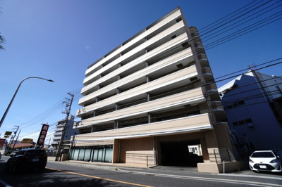 【外観】 | 【上質リノベ】サンシティ船越 | 【耐震性】
耐震性の高さを判断するポイントは、
建築確認申請日が1981年6月1日以降の
新耐震基準に適合しているかどうか。
震度６程度の大地震でも
建物が崩壊しないレベルが基準になりました。
