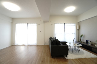 【居間・リビング】 | 【上質リノベ】サンシティ船越 | 室内（2024年8月22日15：00頃）撮影