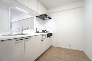 【キッチン】 | 【上質リノベ】サンシティ船越 | 【キッチンルーム】
独立型キッチンのメリットは、人目を気にせずに調理に集中できます！
来客時に手元や調理場を見られることなく調理ができ、
隣接するリビングやダイニングまで油や煙が広がりにくくなります。