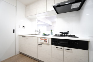 【キッチン】 | 【上質リノベ】サンシティ船越 | ☆キッチンの特徴☆
・クリナップ社製
・アクリストンワークトップ
・浄水器一体型ハンドシャワー水栓
・一度に5人分食器洗い乾燥機は後付け可能
・フラットスリムレンジフード
・換気扇幕板が他の面材と同色