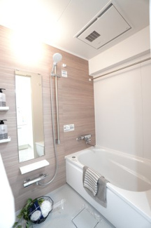 【浴室】 | 【上質リノベ】サンシティ船越 | 【バスルーム】
TOTO社製RWシリーズは
「ゆるリラ浴槽」「カラリ床」で独自の技術によりバスタイムを
よりよく演出してくれます！
更に、浴室暖房乾燥機が標準設備！
お手入れが楽なシステムバスです。