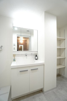 【独立洗面台】 | 【上質リノベ】サンシティ船越 | 【コスメカウンター】
LIXIL社製!
キレイアップカウンターが特徴の本商品は、
継ぎ目等が少なく、上から吐水の水栓なので、
水がたまりにくくお手入れ楽々です。
3面鏡裏やボウル下の収納も使いやすい！