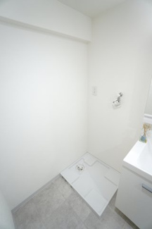 【独立洗面台】 | 【上質リノベ】サンシティ船越 | 【パウダールーム】
装着が楽なワンタッチ式の給水栓！
洗濯機置場はドラム式の洗濯機も入るサイズですが、
お手持ちのサイズが入るか要確認です！
この高さがあれば、リネンラックも付けられますね！