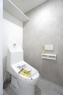 【トイレ】 | 【上質リノベ】サンシティ船越 | 【レストルーム】
TOTO社製！
きれいをまもるせいけつトイレ！
お掃除はサッとひとふきで完了！
少ない水で、汚れをしっかり洗い流します。
ツインペーパーホルダーなので、
もしもの時も慌てない！！