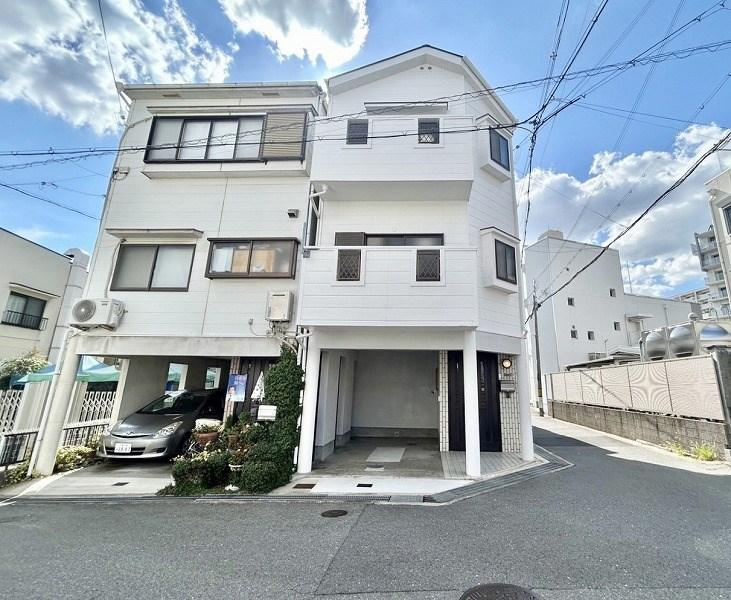 中宮本町　中古一戸建ての外観|新しい生活にいかがでしょうか？外観はお住まいの顔になります。こだわりたいポイントですね。外壁塗装や屋根塗装のご相談も承っております。
■現地内覧・資金計画相談・住宅ローン相談もお問合せ受付中■