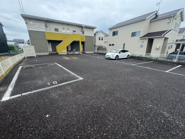 Ronchi Houseの駐車場