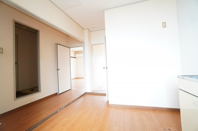 【居間・リビング】 | コーポスカイE | ※同物件・反転タイプの写真です。