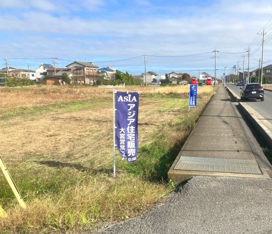 敷地面積91坪　売地　越谷市北川崎①の前面道路含む現地写真|南道路！接道幅がとても広くお車の出し入れもラクラクです♪
