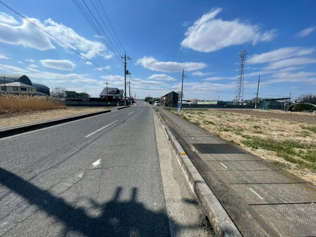 敷地面積91坪　売地　越谷市北川崎①の前面道路含む現地写真|№②区画は南側公道約12ｍに17ｍ接道！№①区画は角地！南側公道約12ｍ、西側公道4.5ｍ。
現地（2026年3月）撮影